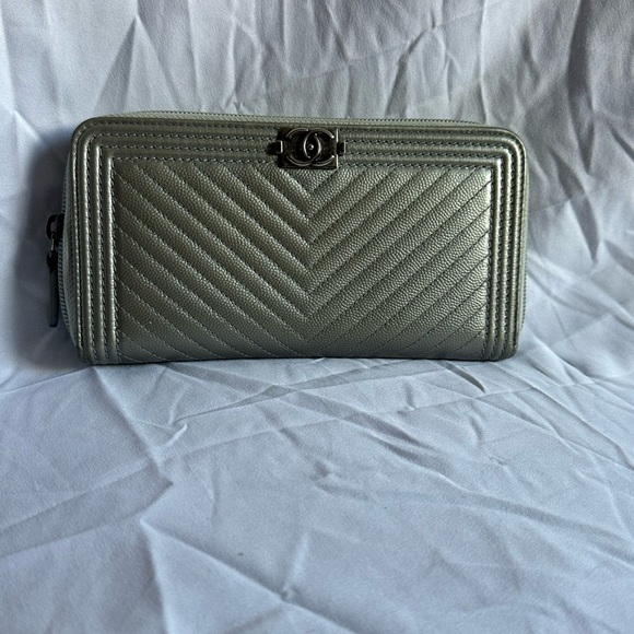 💯 Authentic Chanel Silver Chevron Quilted Zip Around Boy Wallet - Picture 8 of 16